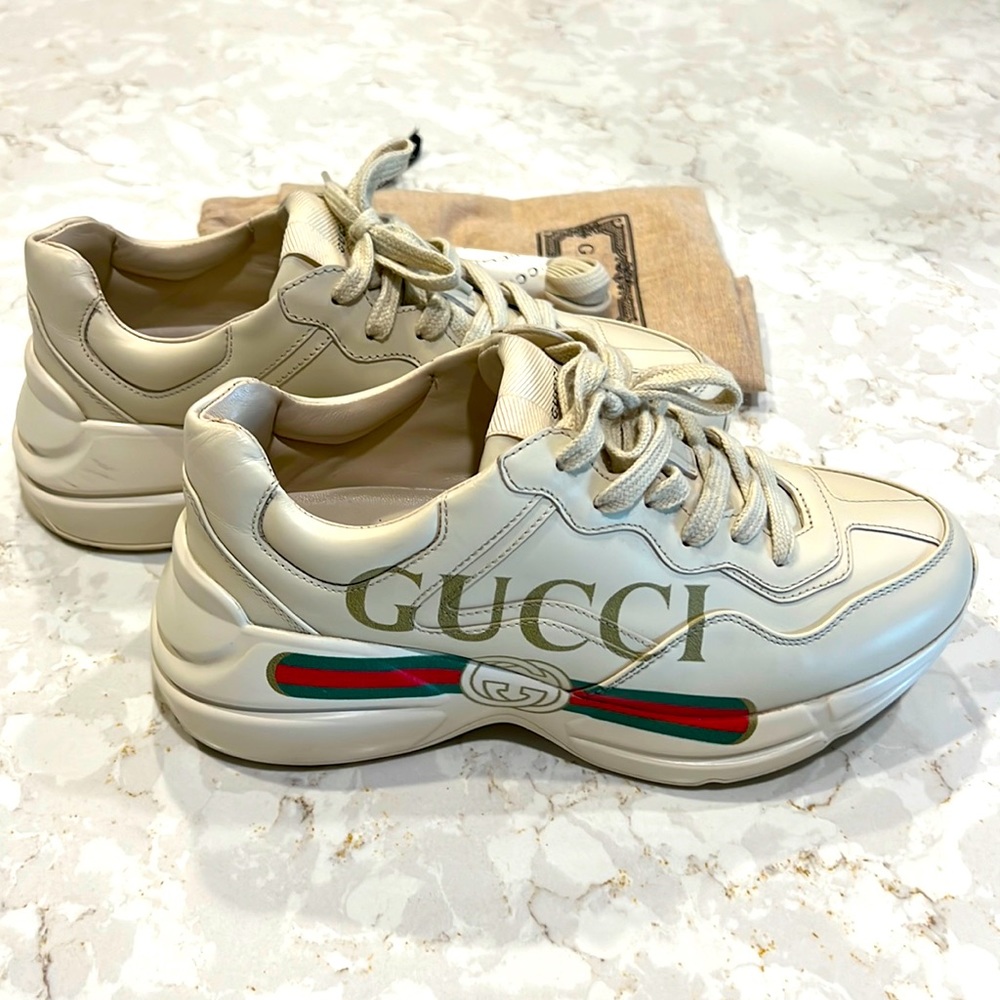 Gucci WOMEN'S RHYTON GUCCI LOGO LEATHER SNEAKER